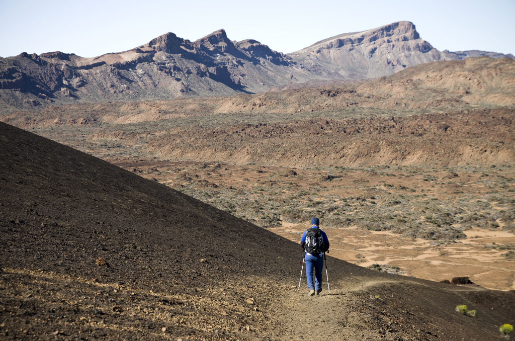 Persona che fa escursioni nel paesaggio vulcanico del Monte Teide, Tenerife.