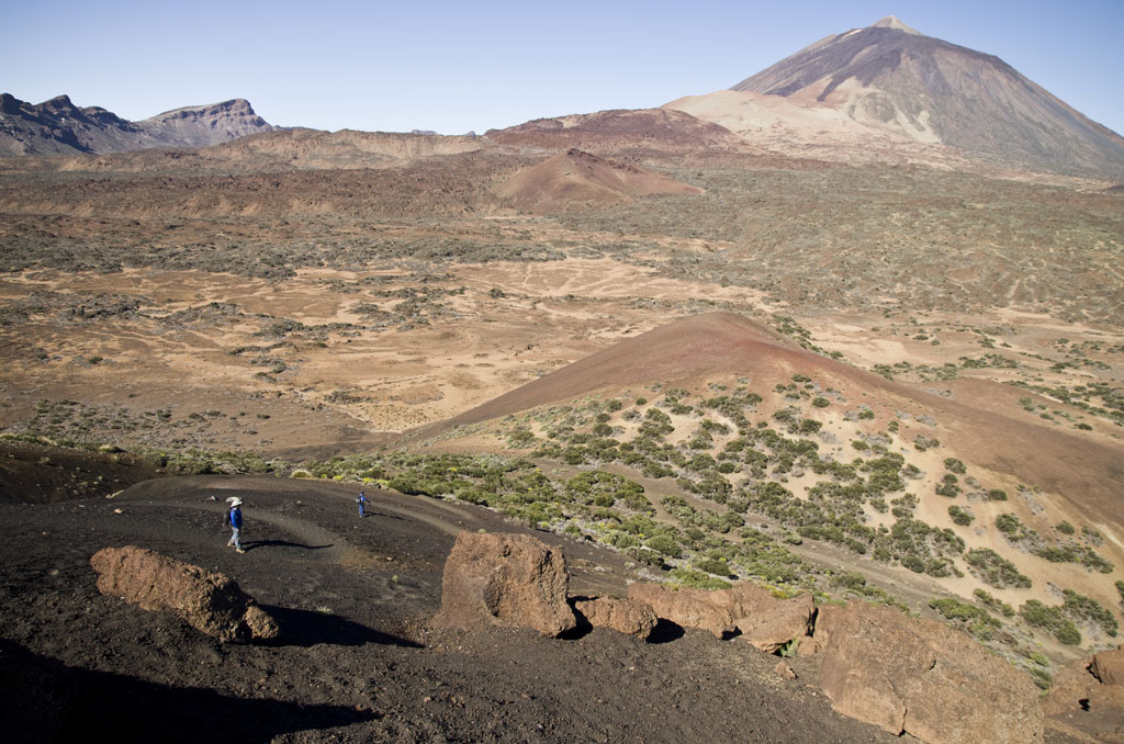 Paesaggio vulcanico del Teide a Tenerife con due persone che camminano.