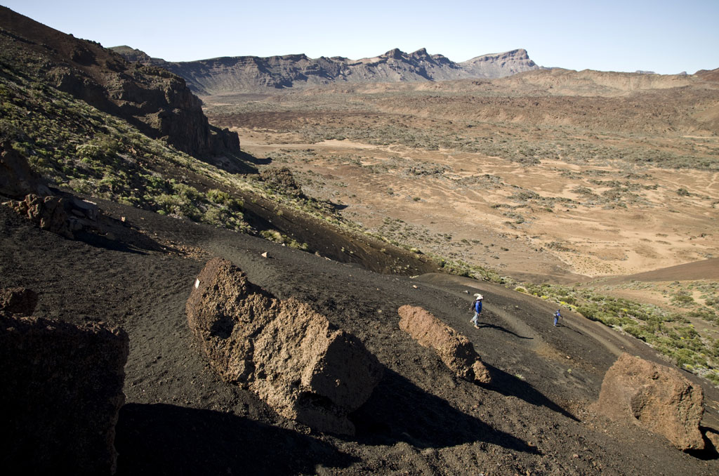 Paesaggio vulcanico con due persone che camminano nel Parco Nazionale del Teide, Tenerife.