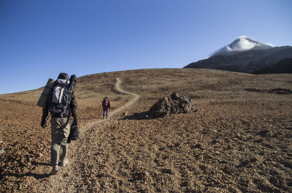 Sentiero verso la cima del Teide con persone a piedi a Tenerife.