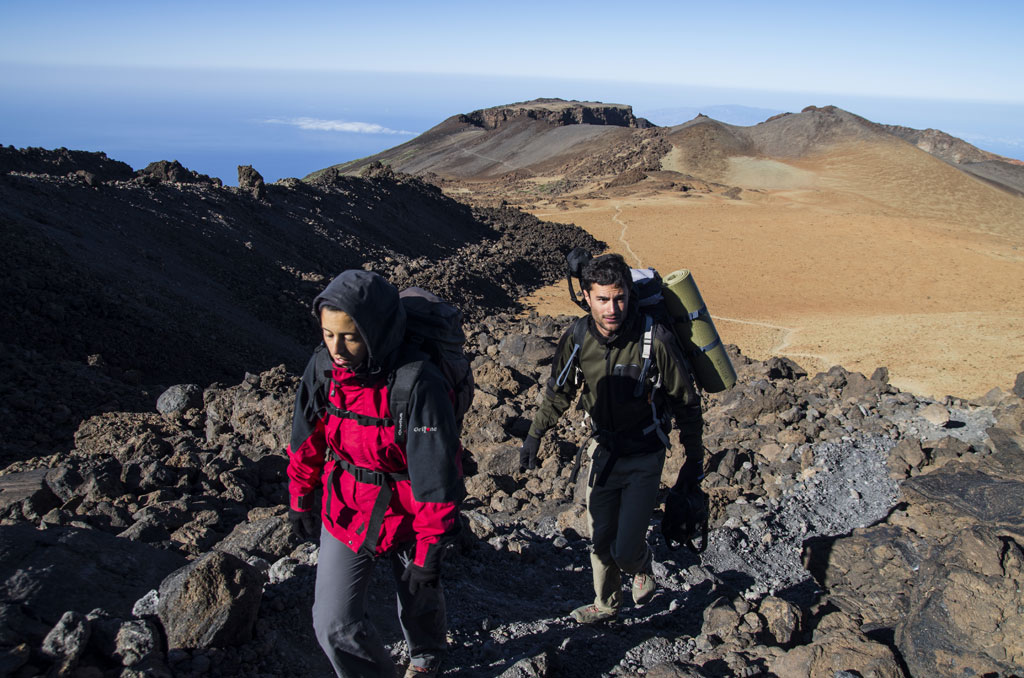 Persone che fanno escursioni nel paesaggio roccioso del Monte Teide, Tenerife.