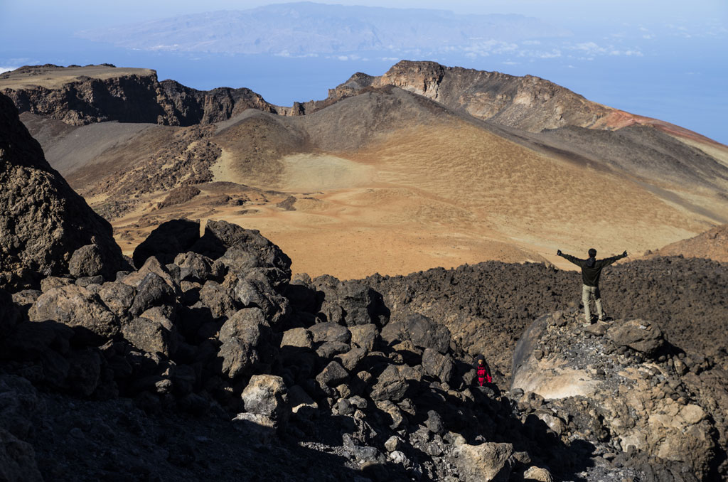 Paesaggio vulcanico sul Monte Teide, Tenerife, con persone sulle rocce.