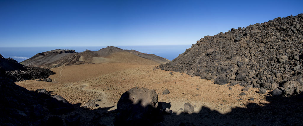 Paesaggio vulcanico del Parco Nazionale del Teide a Tenerife sotto cieli azzurri.
