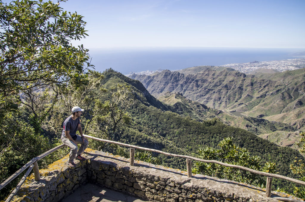 Persona seduta con vista panoramica su Anaga, Tenerife.