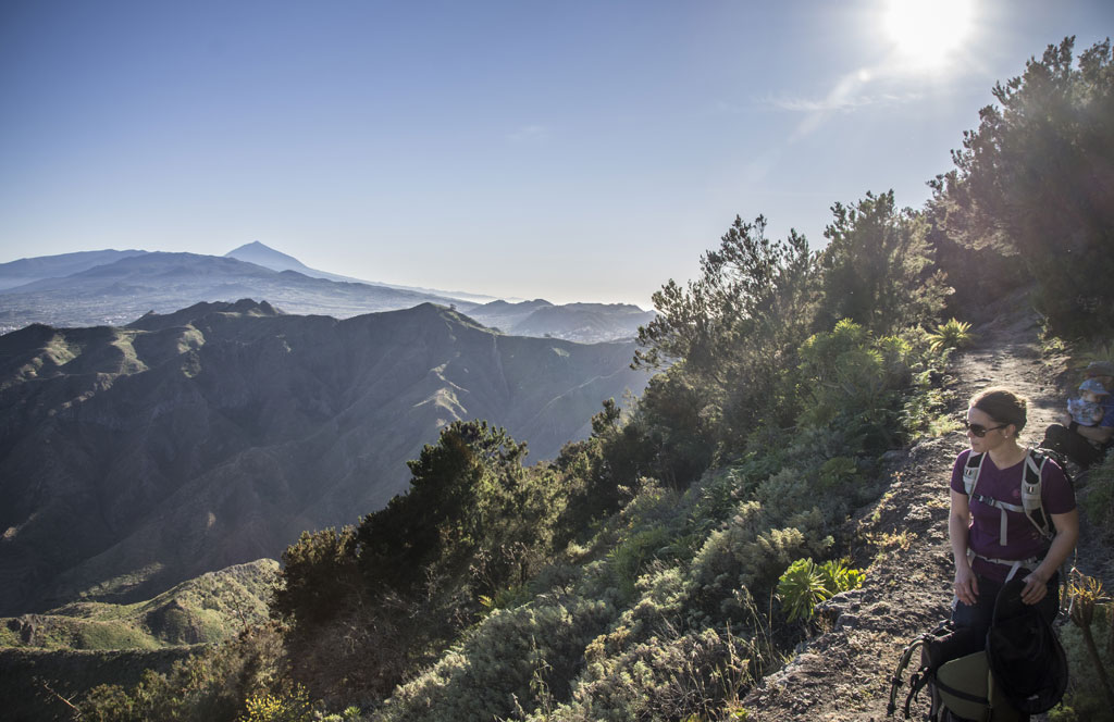 Escursionista sul sentiero di montagna che domina il Monte Teide a Tenerife.