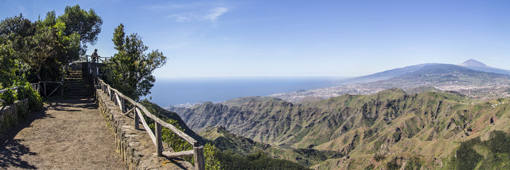 Punto panoramico con vista sul paesaggio montuoso verso l'oceano a Tenerife.