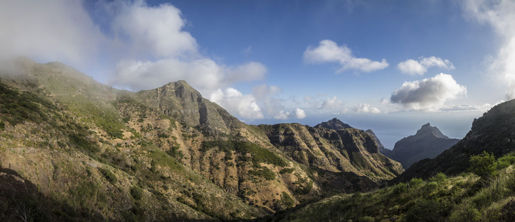 Montagne e nuvole nel Parco Rurale di Teno, Tenerife.