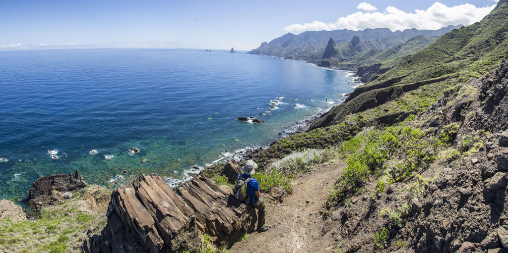 Persona che cammina su un sentiero costiero con vista sul mare ad Anaga, Tenerife.