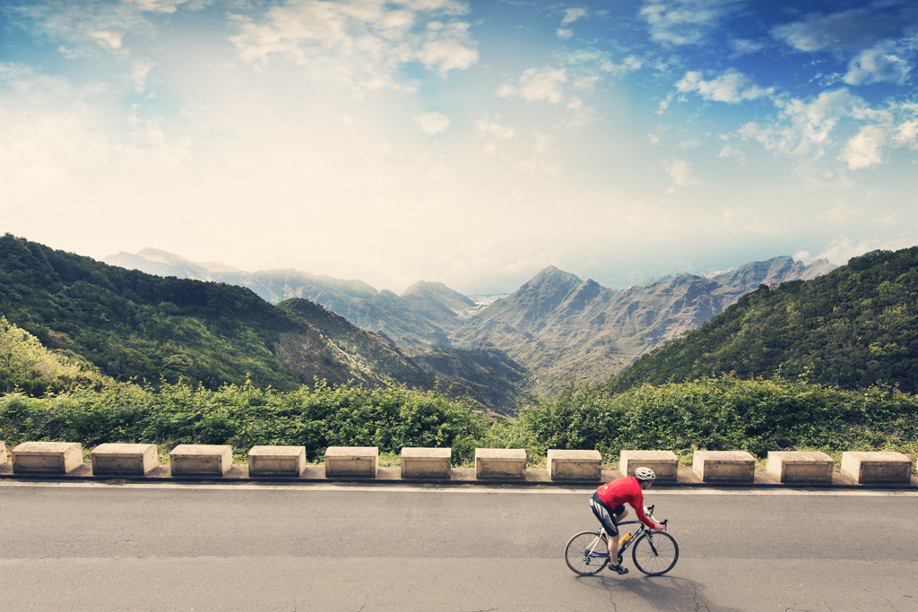 Ciclista che percorre una strada montuosa ad Anaga, Tenerife.