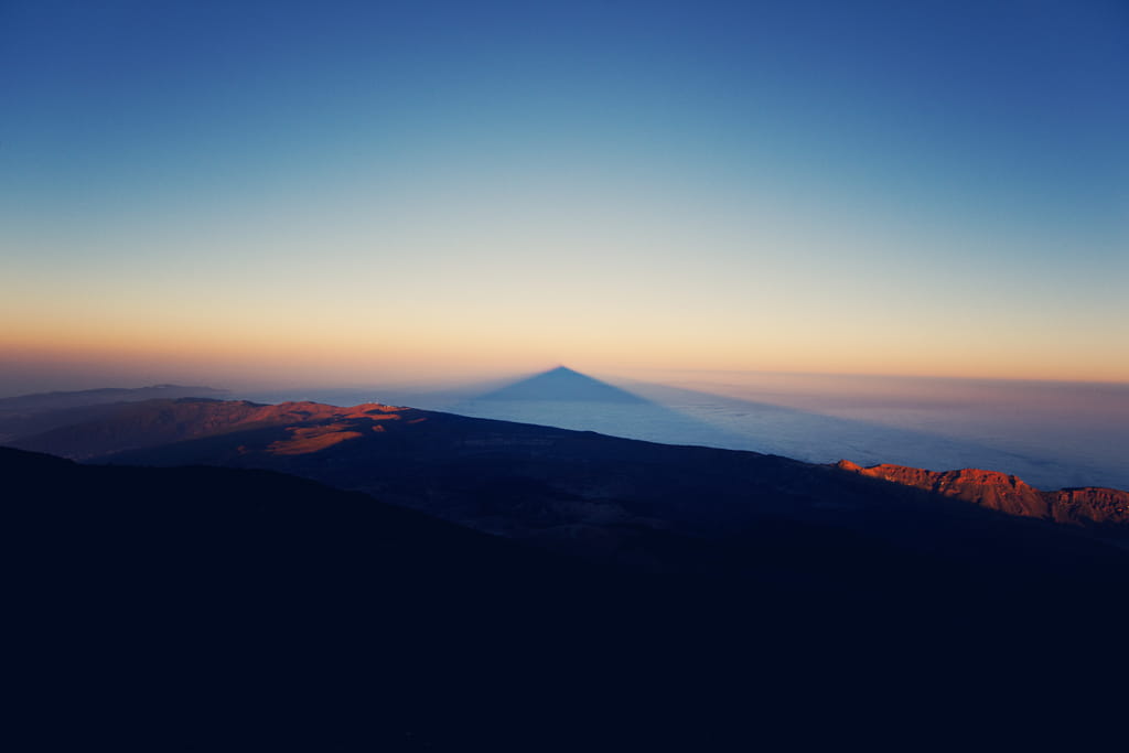 L'ombra del Monte Teide si proiettava sul mare al tramonto a Tenerife.