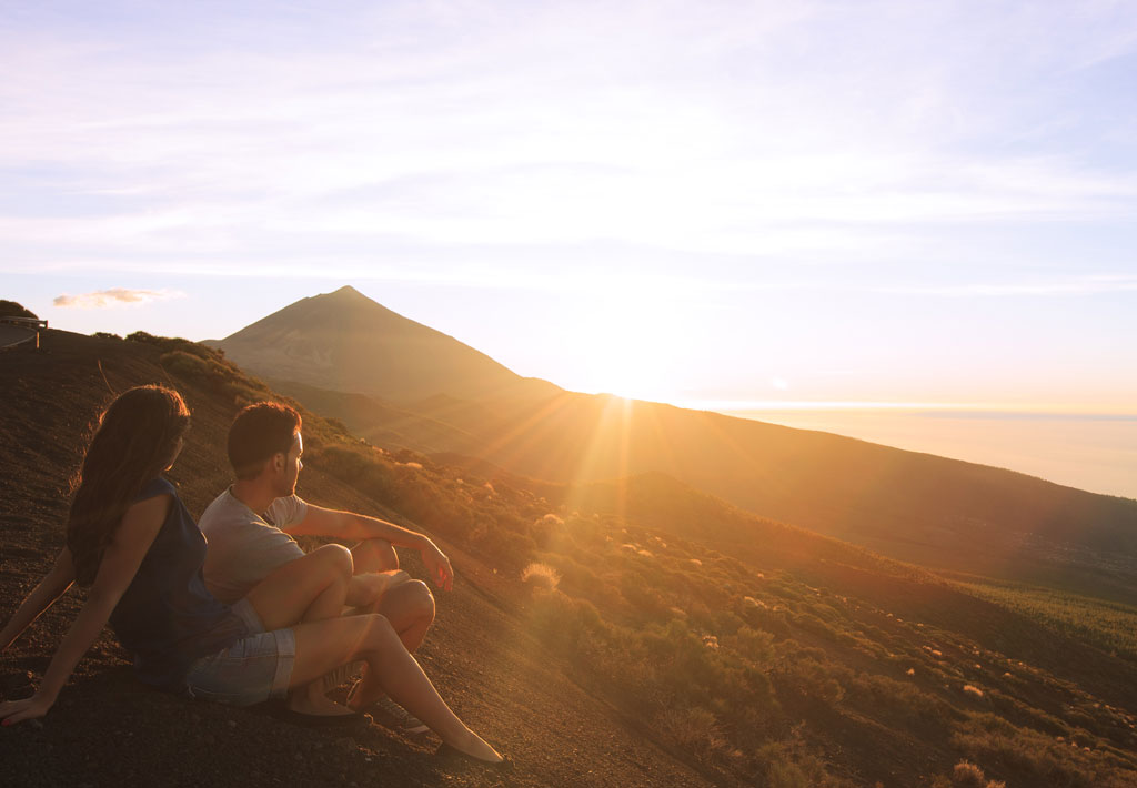 Coppia che guarda il tramonto sul Monte Teide, Tenerife.