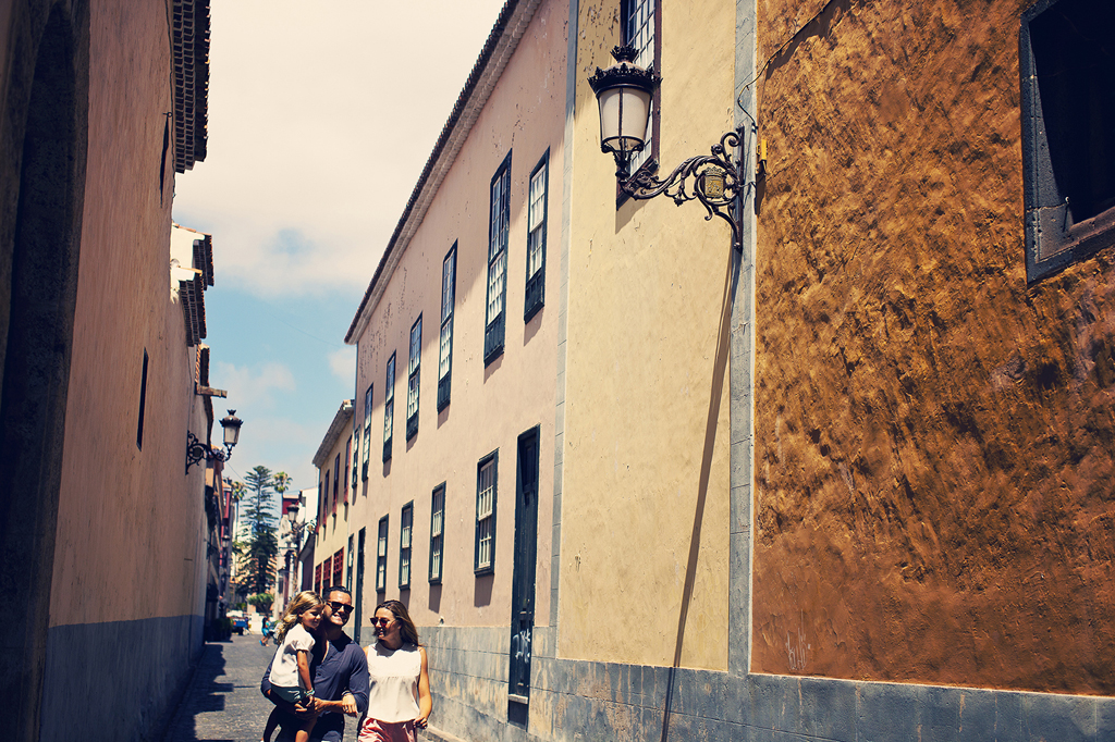 Famiglia che cammina lungo una stretta strada a La Laguna, Tenerife.