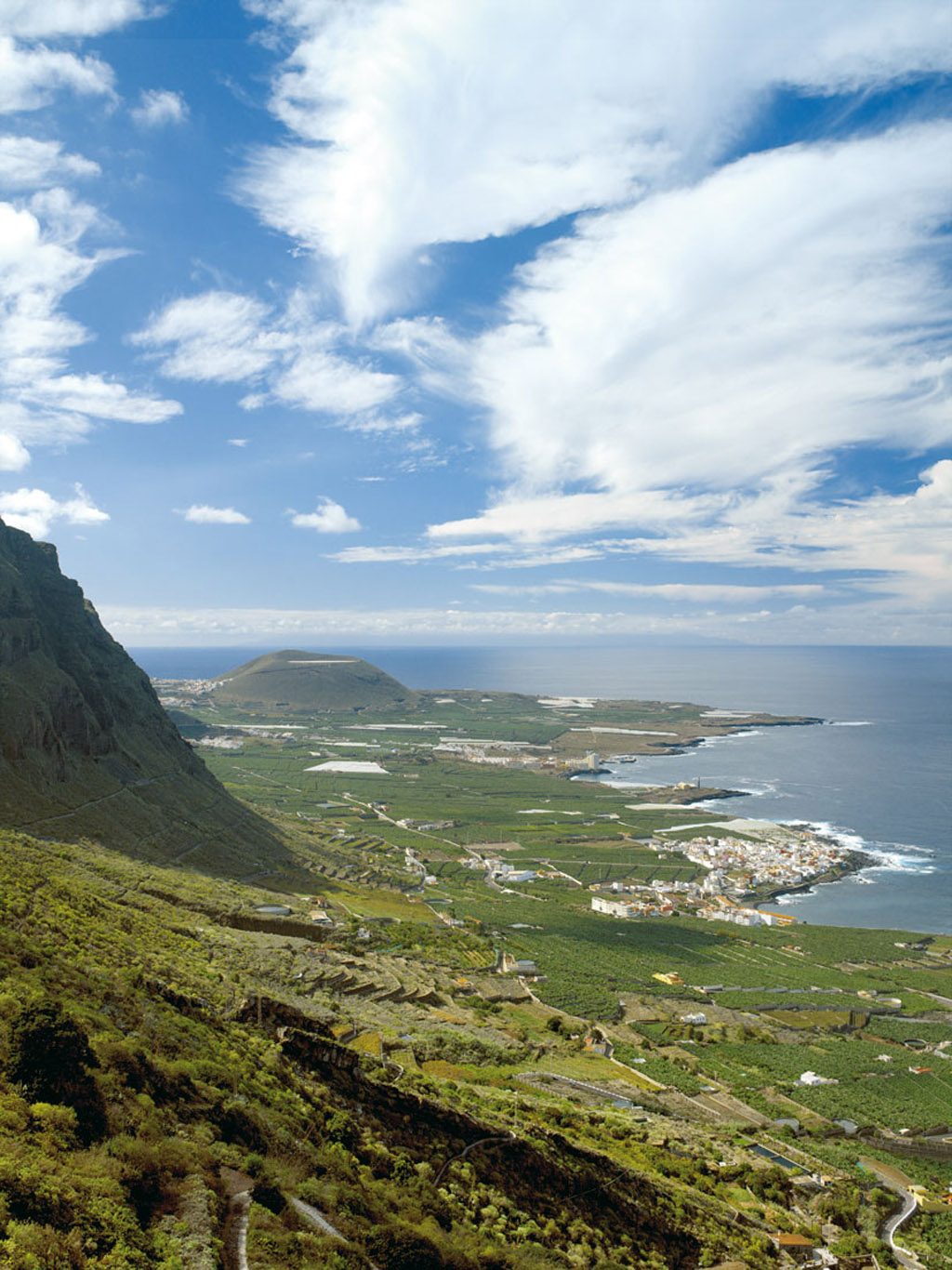 Vista panoramica di Garachico, Tenerife, con montagne e l'Oceano Atlantico sullo sfondo.