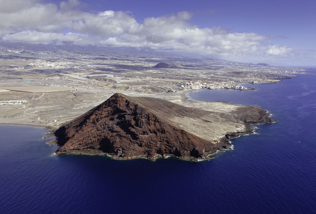 La Montagna Rossa a Tenerife vista dall'aria accanto all'Oceano Atlantico.