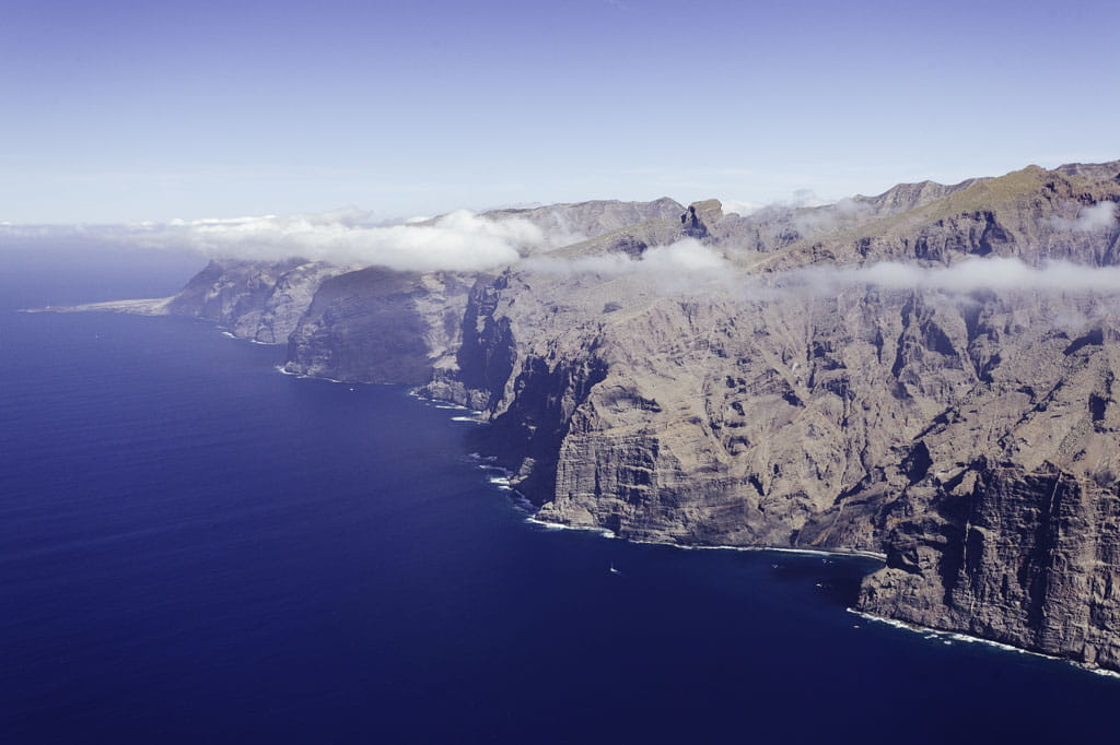 Le scogliere di Los Gigantes a Tenerife accanto all'Oceano Atlantico.