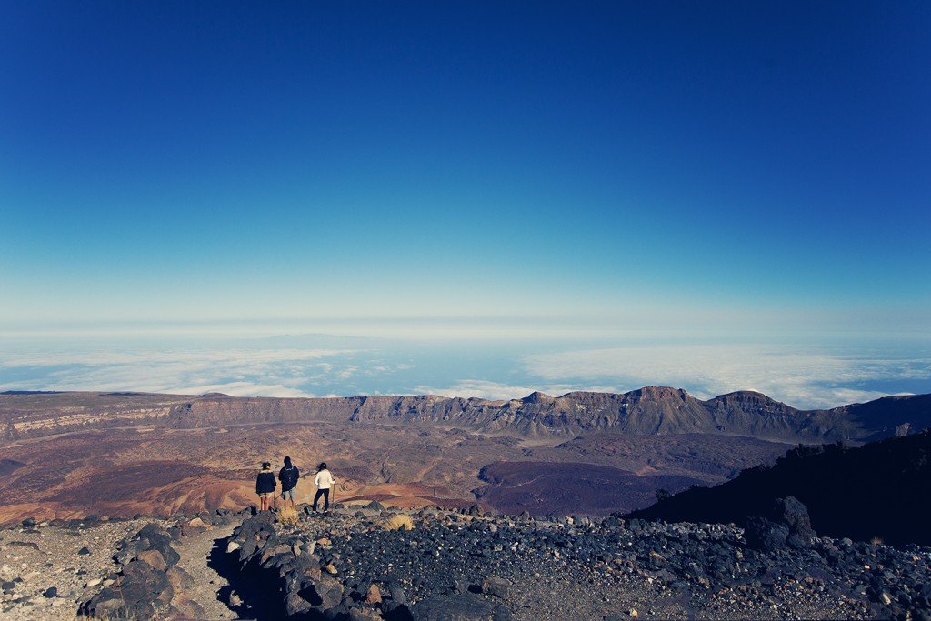 Vista panoramica del Parco Nazionale del Teide a Tenerife da un sentiero sopraelevato.