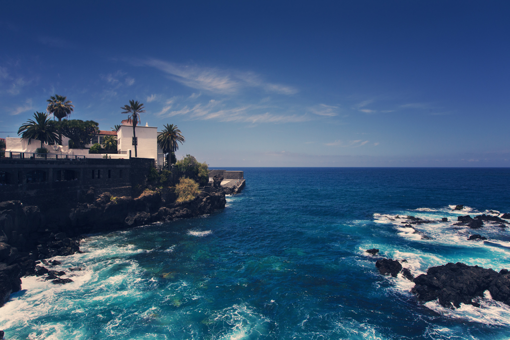 Costa rocciosa e acque del Mar Atlantico a Puerto de la Cruz, Tenerife.