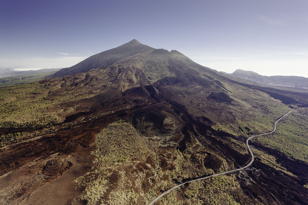 Vista aerea del Monte Teide a Tenerife con un paesaggio vulcanico e una strada.