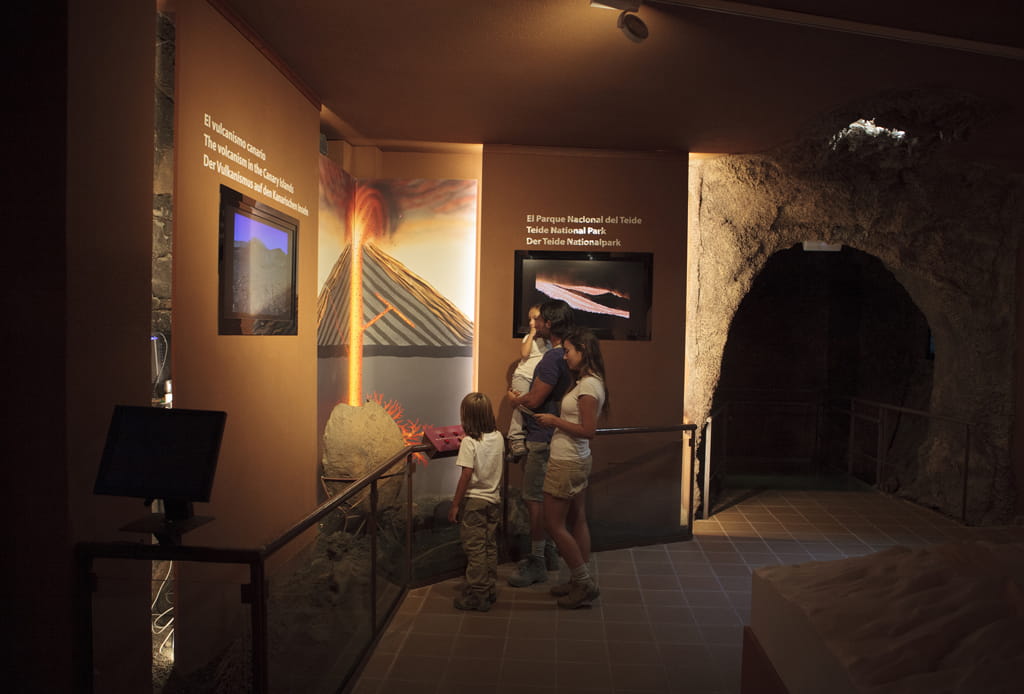La famiglia osserva una mostra sul vulcanismo nel Parco Nazionale del Teide, Tenerife.