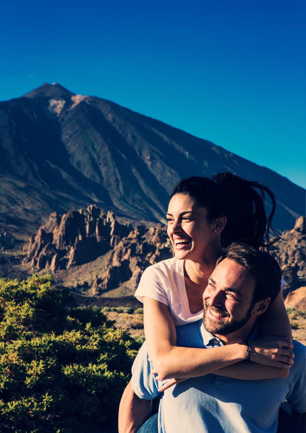 Coppia che sorride con il Monte Teide a Tenerife sullo sfondo.