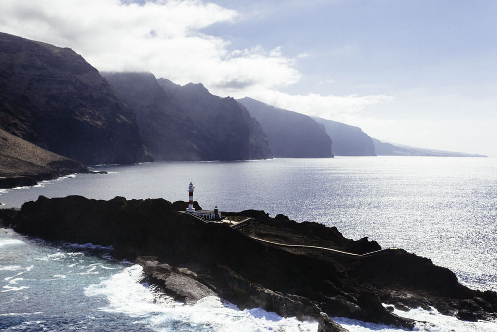 Faro di Punta de Teno a Tenerife accanto a scogliere e all'Oceano Atlantico.
