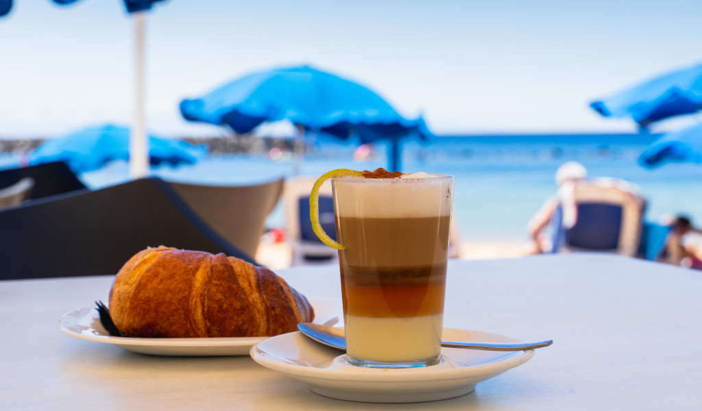 Caffè Barraquito e croissant sul mare a Tenerife.