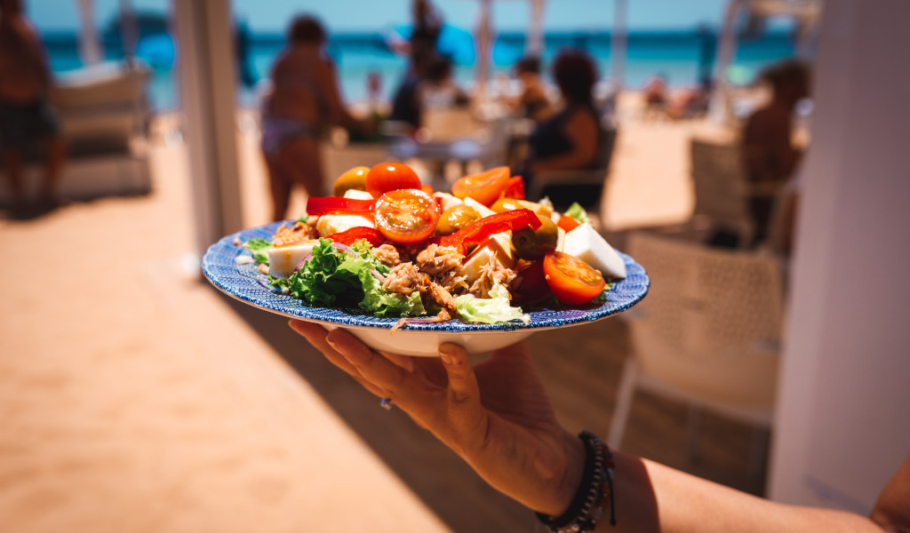 Insalata mista servita sulla spiaggia di Tenerife.