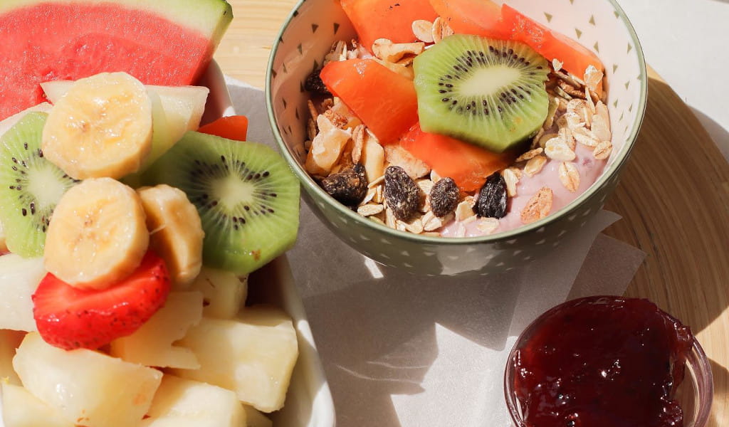 Una ciotola di yogurt con kiwi, papaya, muesli e frutta fresca a Tenerife.