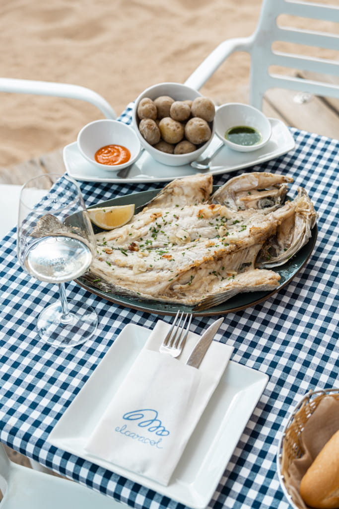 Pesce alla griglia con patate rugose e mofongo a Tenerife.