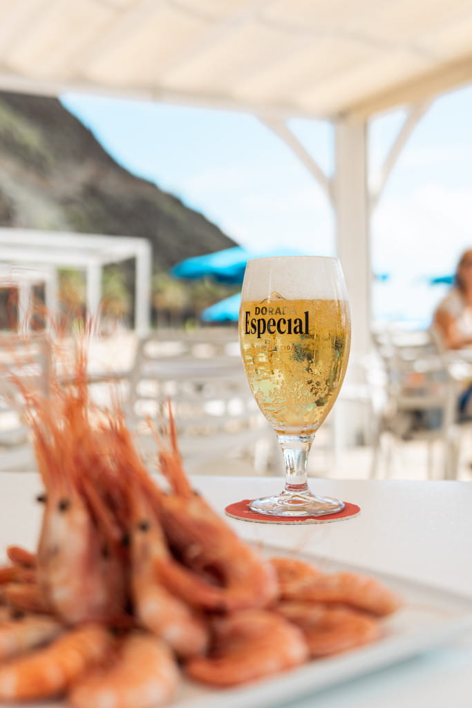 Bicchiere di Special Golden Beer con gamberi sulla terrazza a Tenerife.