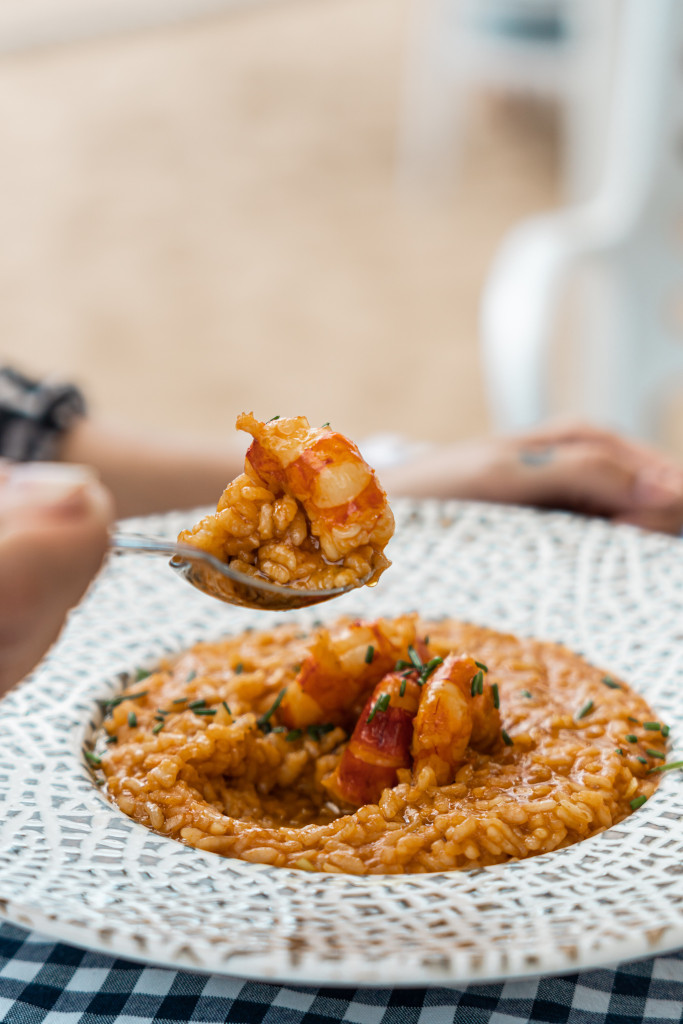 Risotto di pesce su un piatto decorato, servito sul mare a Tenerife.