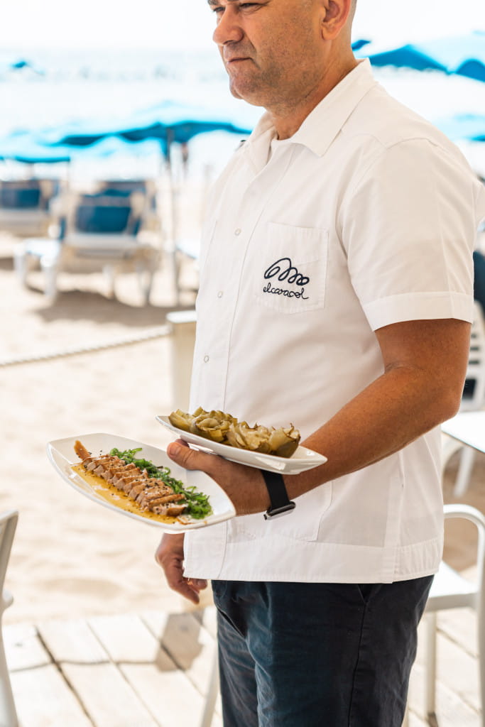Persona che serve piatti su una spiaggia a Tenerife.