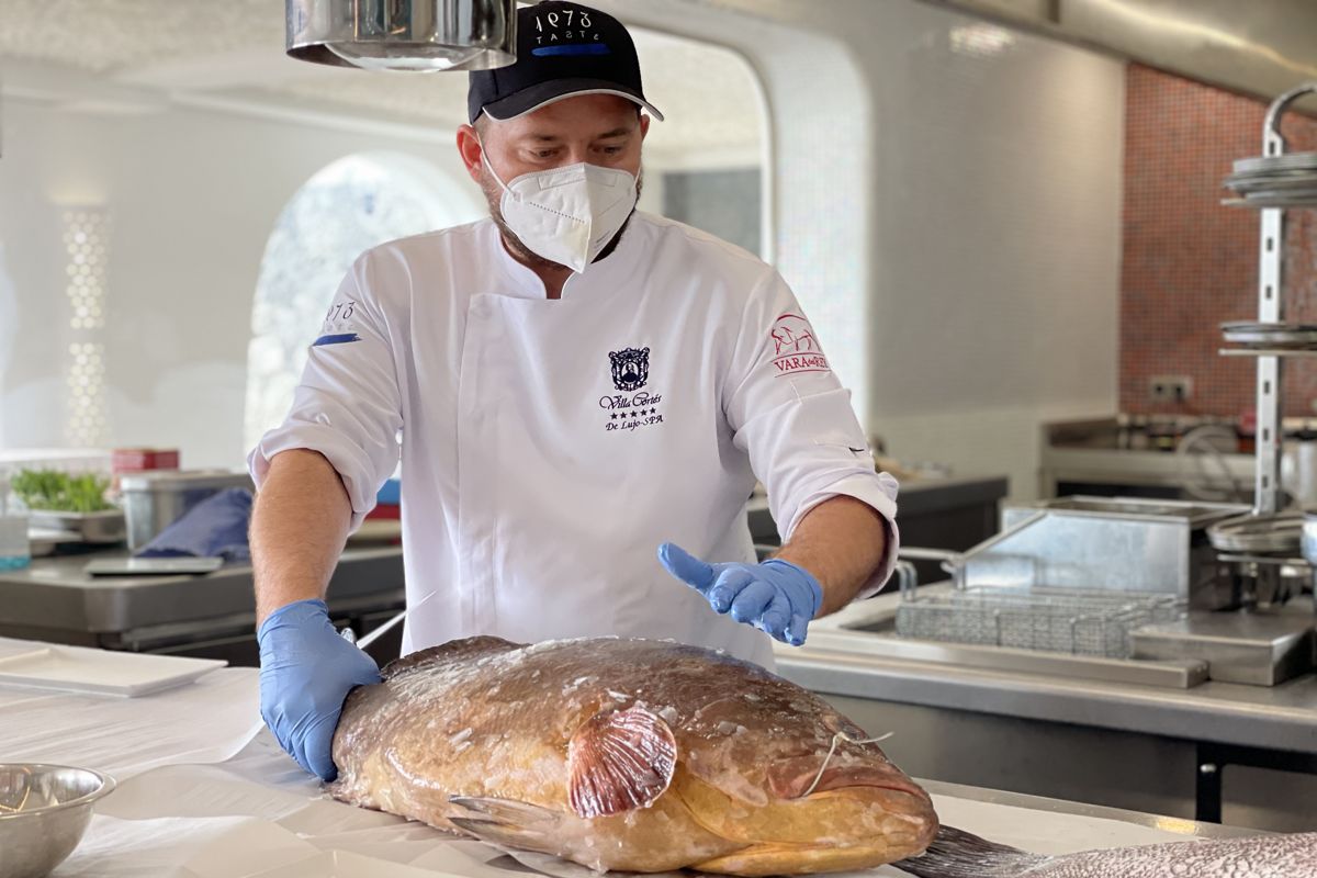 Chef a Tenerife che prepara pesce fresco in cucina.