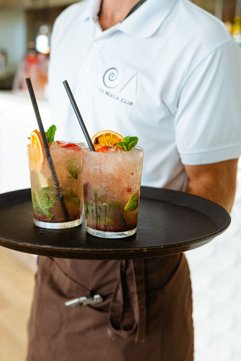 Due cocktail con fette d'arancia su un vassoio al caffè di Tenerife.