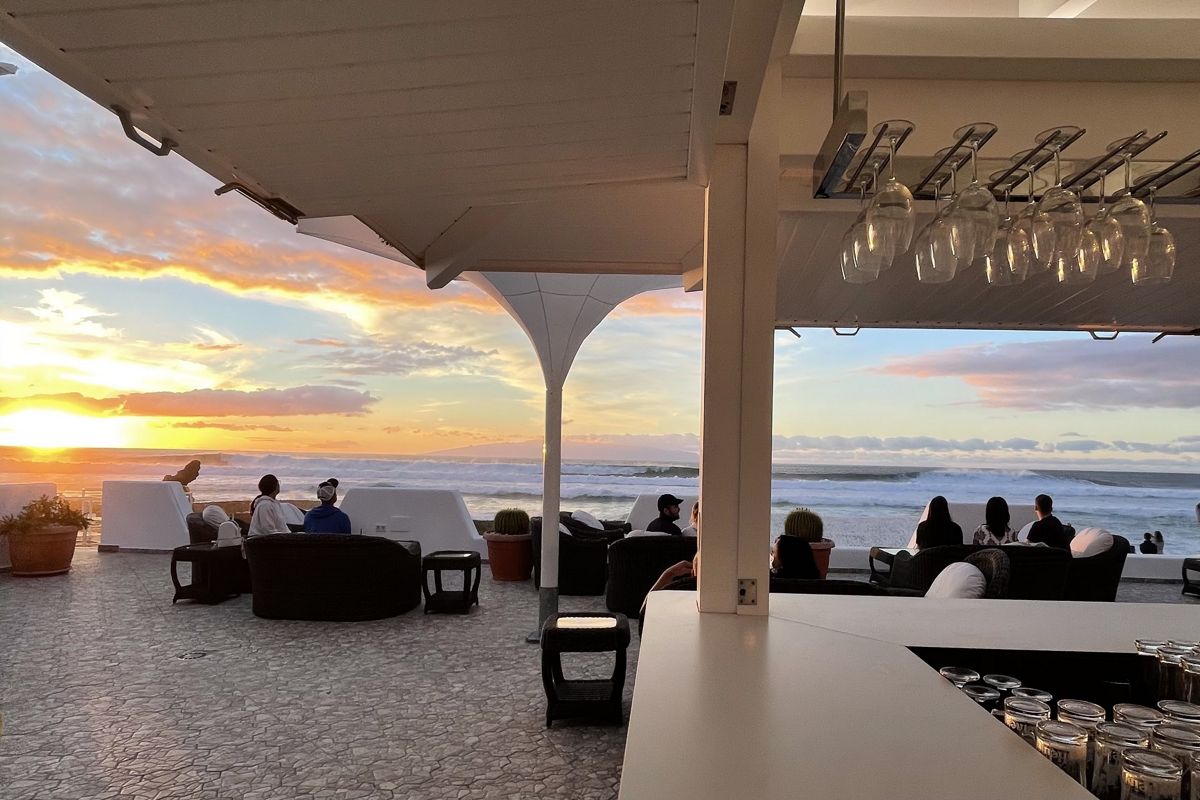 Terrazza a Tenerife con persone che guardano il tramonto sul mare.