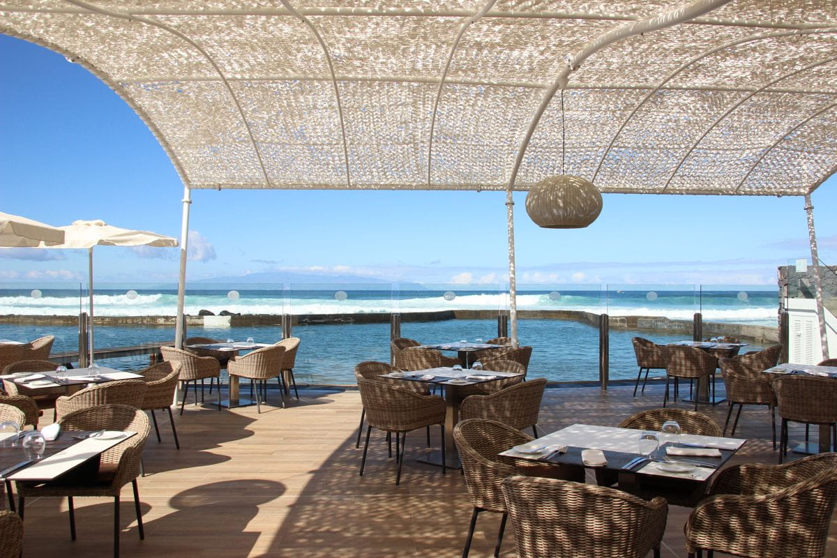 Terrazza ristorante con vista sul mare a Tenerife.