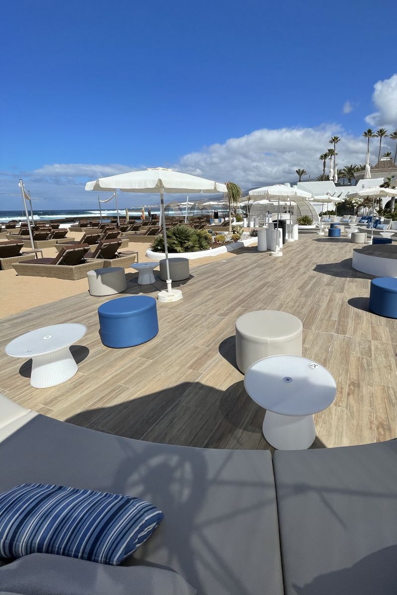 Terrazza fronte mare con tavoli e sedie in un resort a Tenerife.