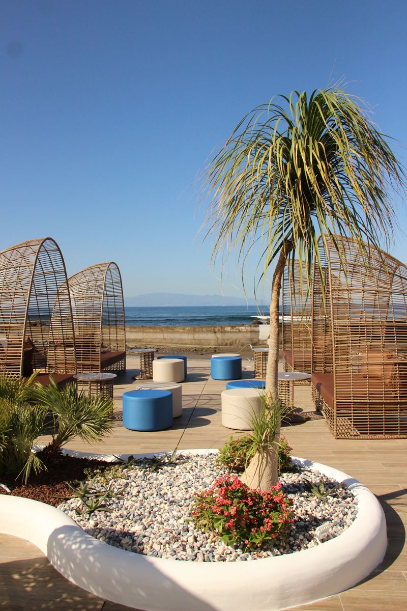 Terrazza all'aperto con poltrone e vista sull'oceano a Tenerife.
