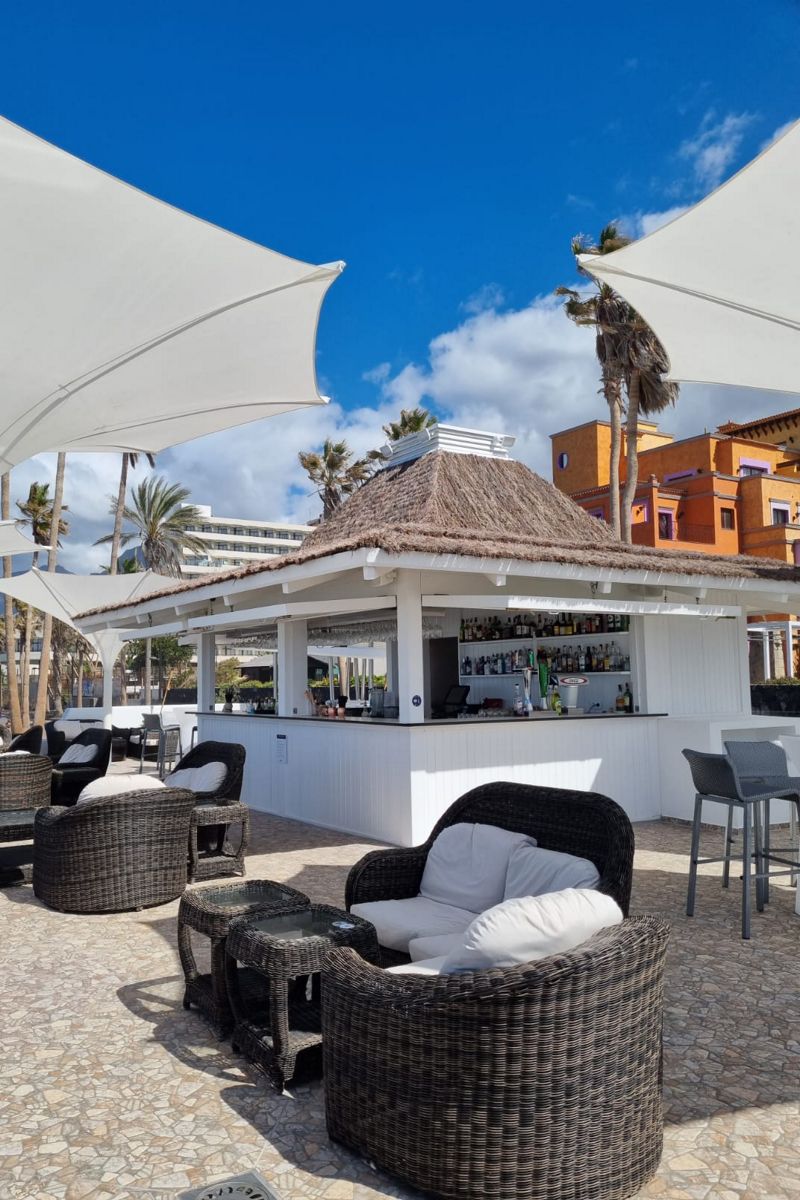 Bar all'aperto con tetto di paglia, tavoli e sedie a Tenerife.