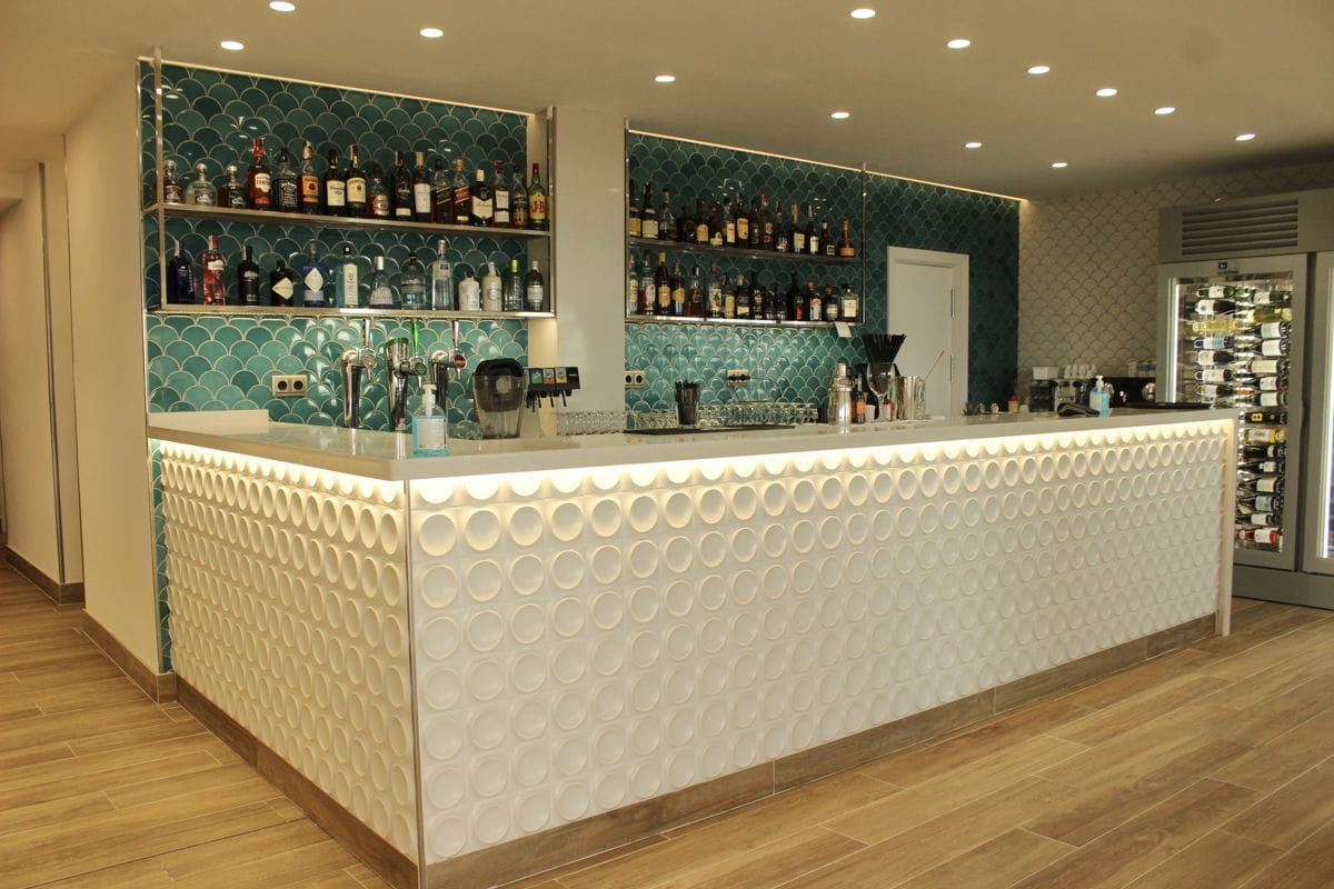 Bancone bar con bottiglie e arredamento moderno a Tenerife.