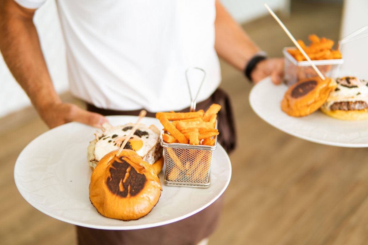 Piatti di hamburger e patatine serviti a Tenerife.