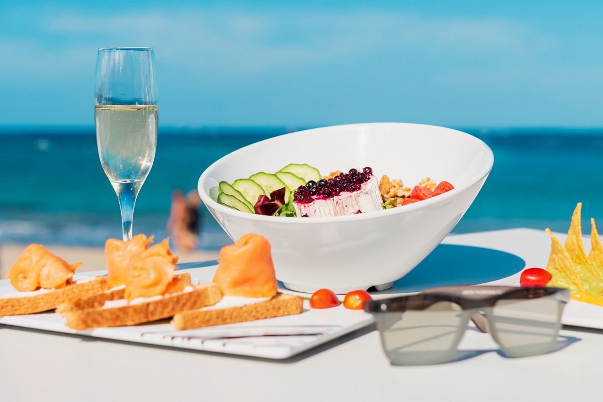 Insalata e panini sul mare a Tenerife.