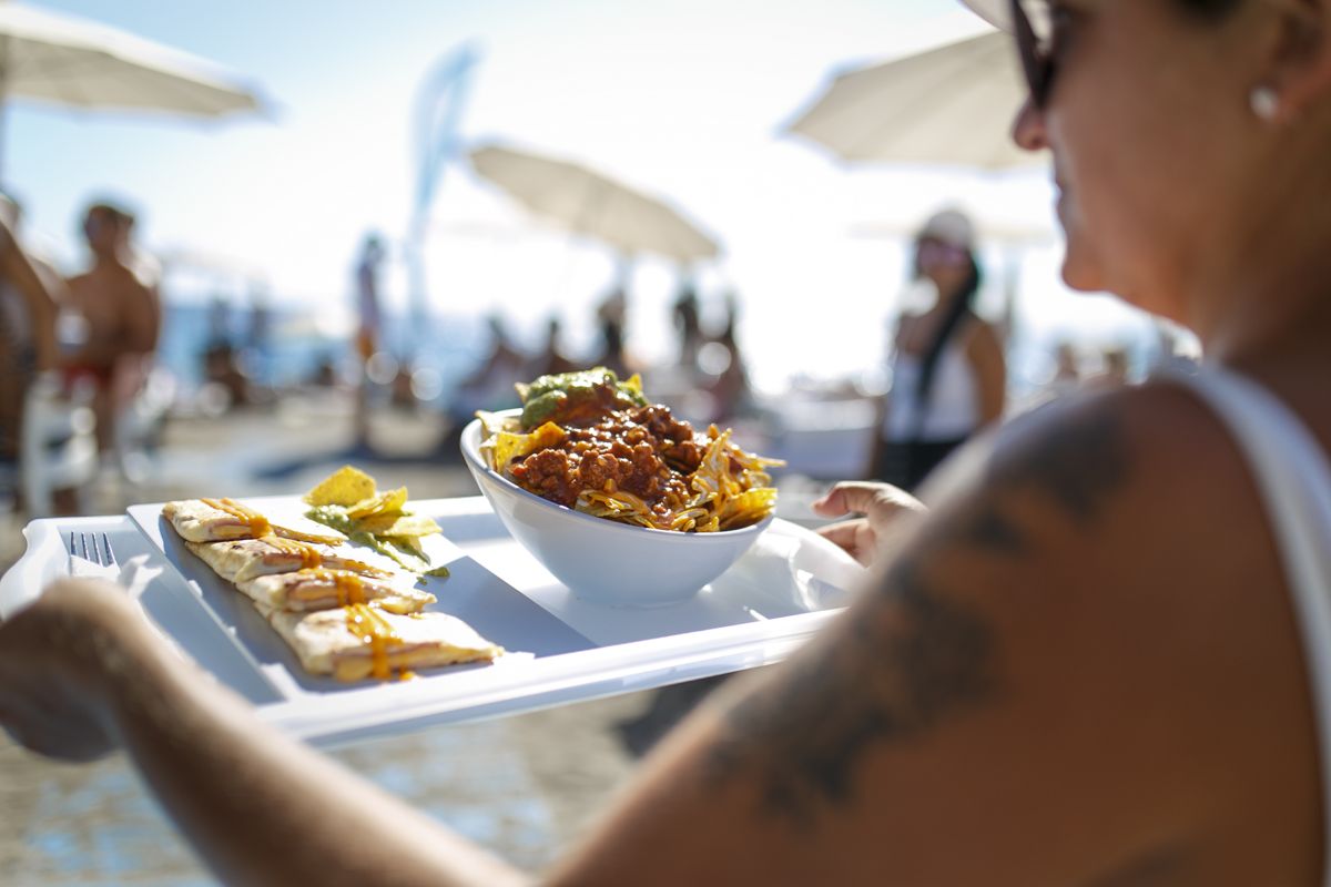 Piatto con nachos e quesadillas servito sulla spiaggia di Tenerife.