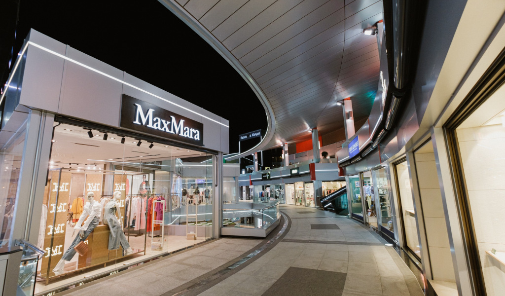 Negozio MaxMara in un centro commerciale a Tenerife di notte.
