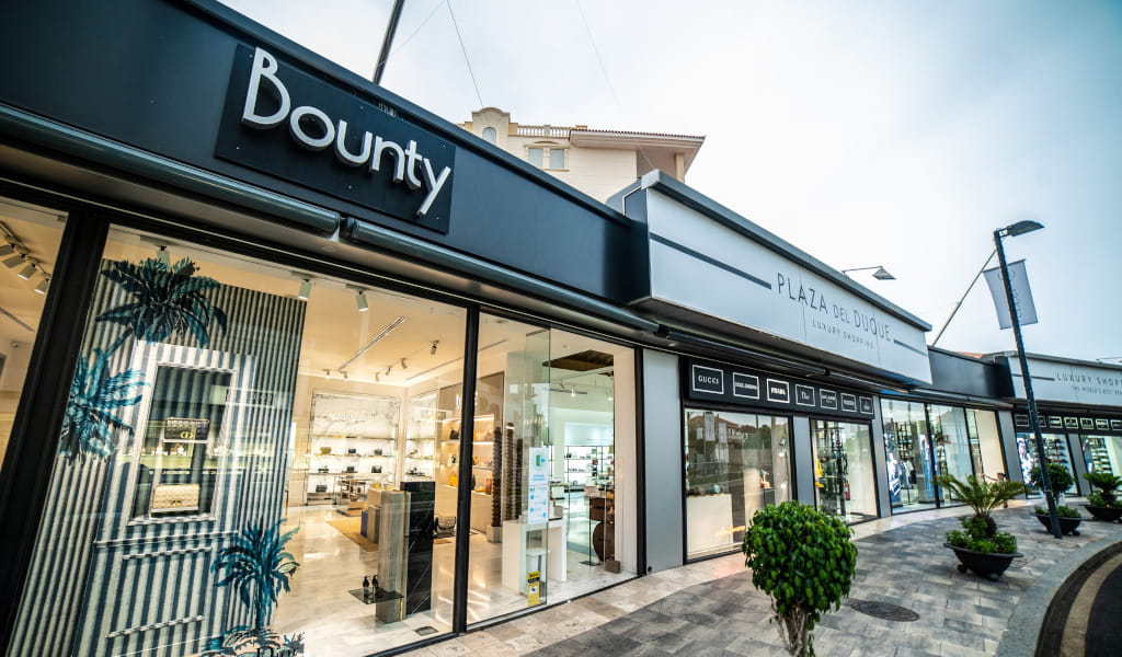 Facciata del negozio in Plaza del Duque, Tenerife, con insegne Bounty.