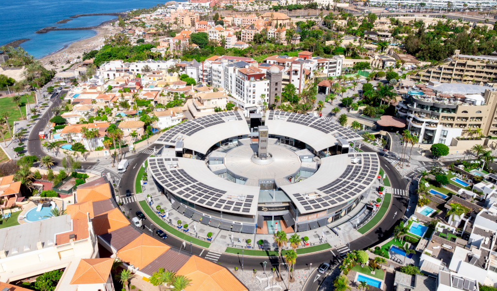 Vista aerea del centro commerciale Plaza del Duque a Tenerife, circondato da edifici e dal mare.
