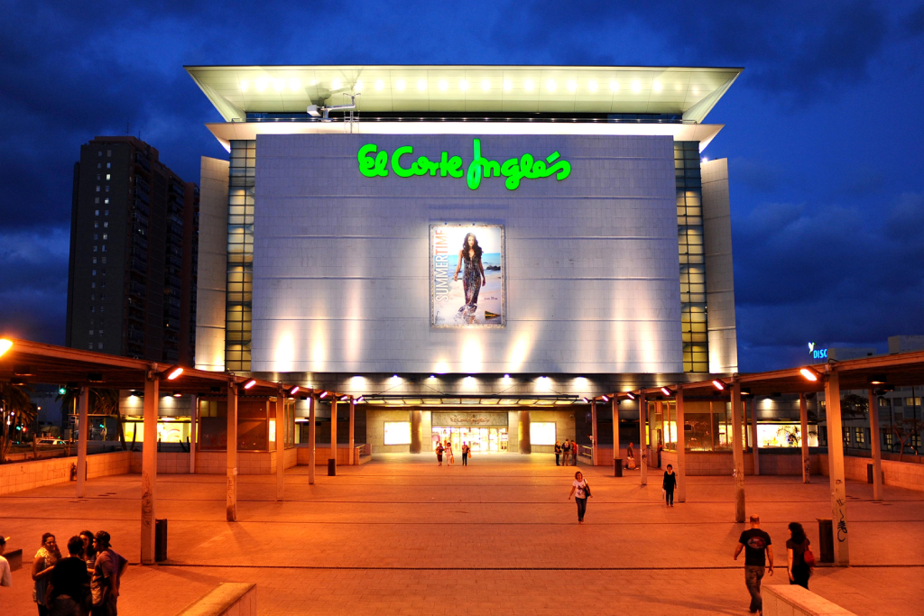 La facciata di El Corte Inglés a Tenerife illuminata al crepuscolo.