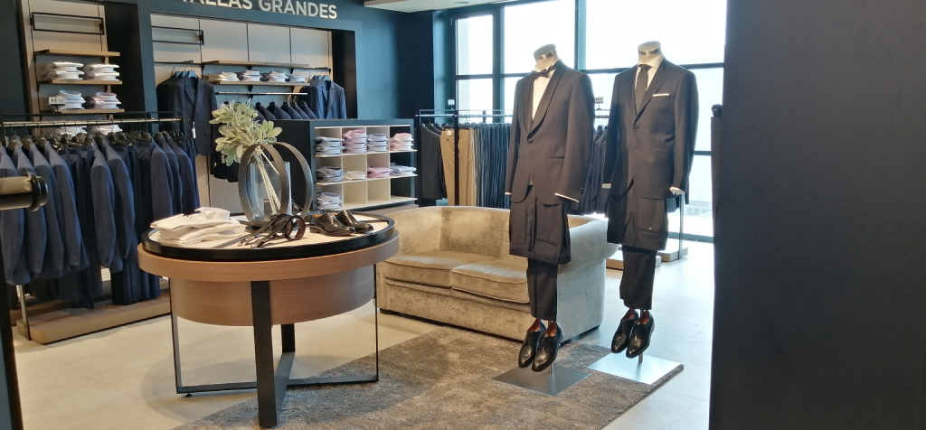 Costumi esposti in un negozio di moda a Tenerife. Taglie forti visibili sopra.