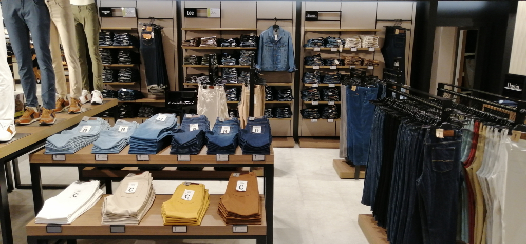 Pantaloni e vestiti in un negozio di abbigliamento a Tenerife.
