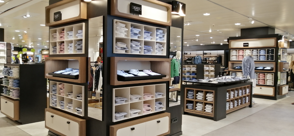 Maglie esposte sugli scaffali di un negozio di abbigliamento a Tenerife.